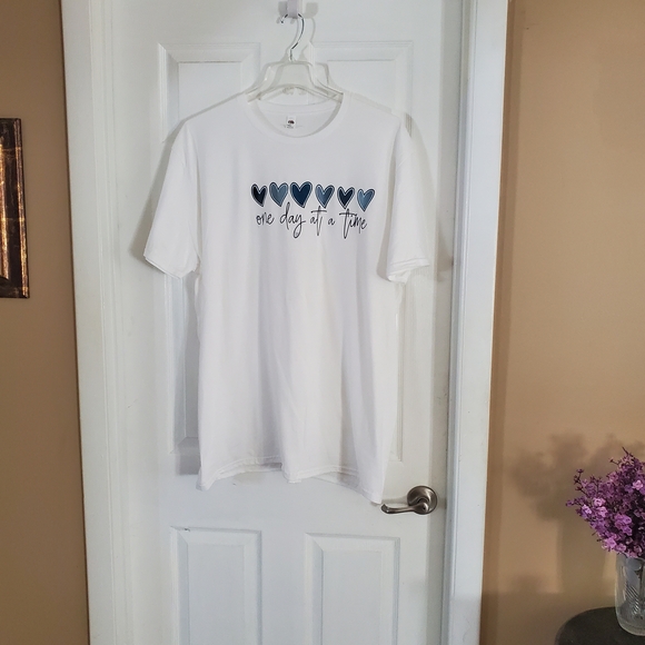 Fruit of the Loom White Tee with Navy Heart Design - Picture 1 of 5